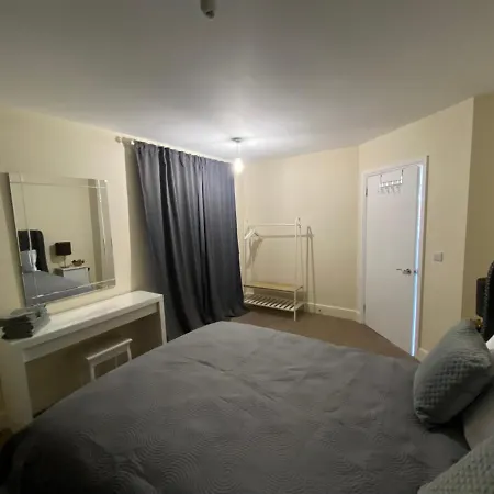 Private House With Free Park For Group Near Wembley Station *