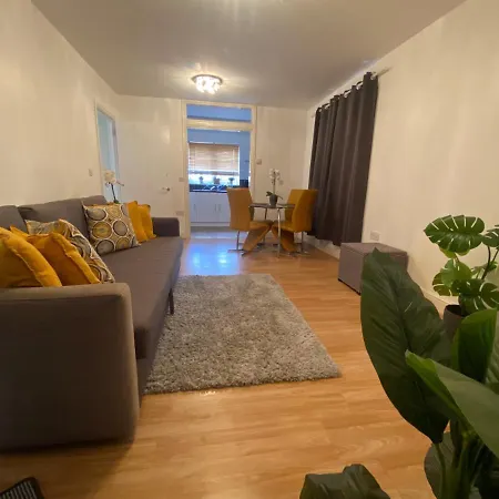 Private House With Free Park For Group Near Wembley Station Holiday home *