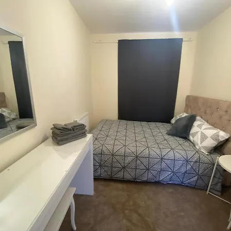 Holiday home Private House With Free Park For Group Near Wembley Station *