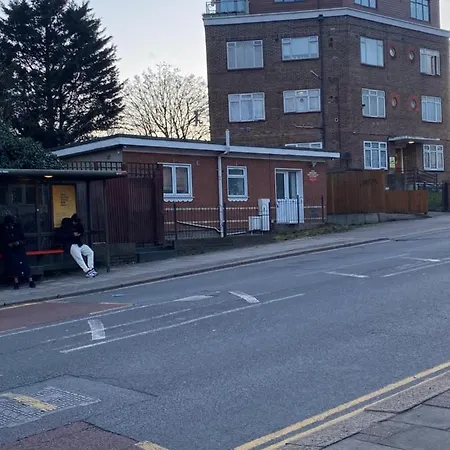 Holiday home Private House With Free Park For Group Near Wembley Station London