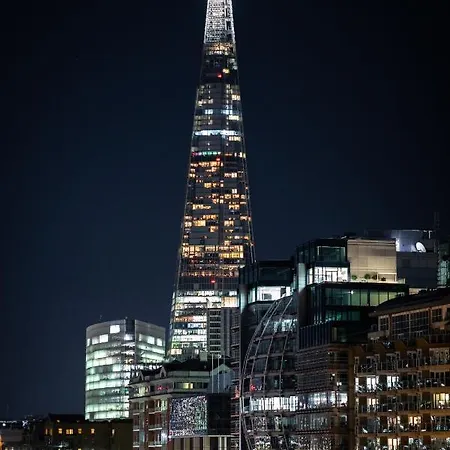 Stunning 2 Bed 2 Bath Luxury Apartment! London
