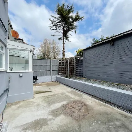 Cosy Bright Close To Wembley Stadium