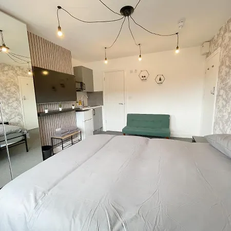 Cosy Bright Close To Wembley Stadium