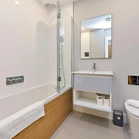 Apartment Immaculate New In Chelsea By Underthedoormat *