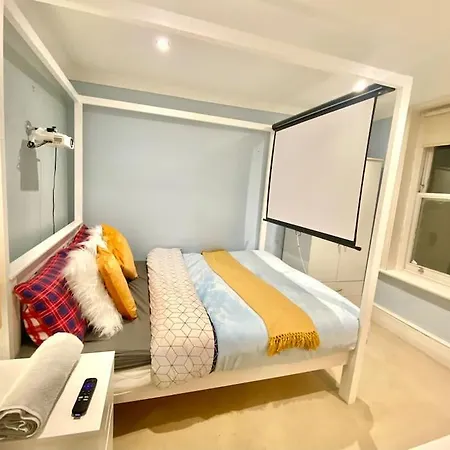 3bed 2bath Poplar Townhouse Holiday home *