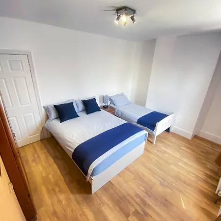 4 Bedroom House Parking & Garden Near Central Londres