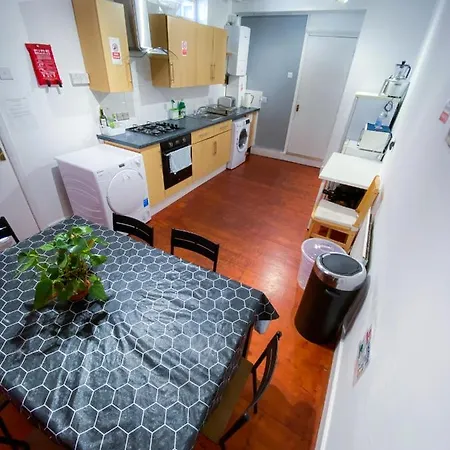 4 Bedroom House Parking & Garden Near Central * Londres