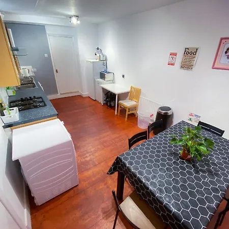 4 Bedroom House Parking & Garden Near Central * Londres