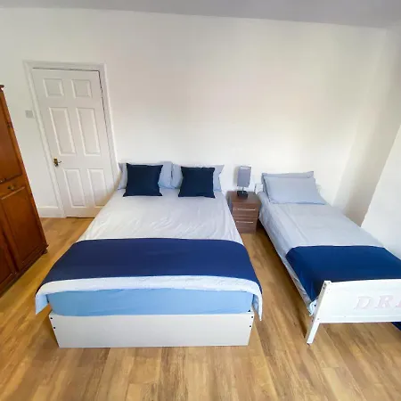 4 Bedroom House Parking & Garden Near Central Londres