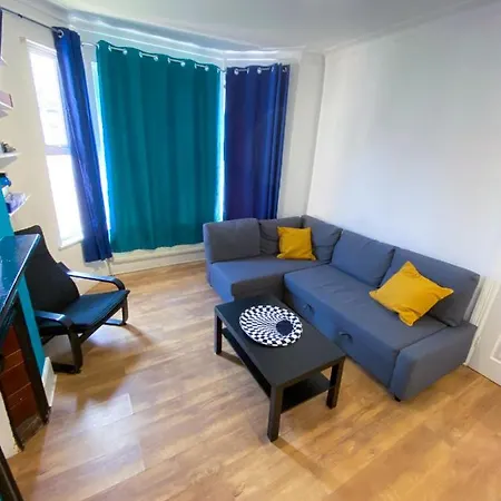 4 Bedroom House Parking & Garden Near Central *