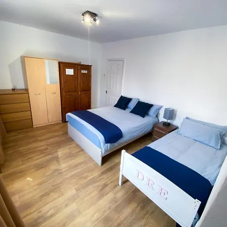 4 Bedroom House Parking & Garden Near Central Сasa de vacaciones