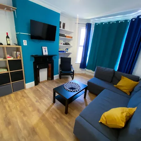 4 Bedroom House Parking & Garden Near Central * Londres