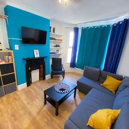 Сasa de vacaciones 4 Bedroom House Parking & Garden Near Central