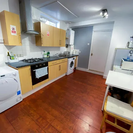 Casa vacanze 4 Bedroom House Parking & Garden Near Central *