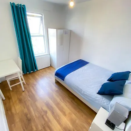 4 Bedroom House Parking & Garden Near Central Londres