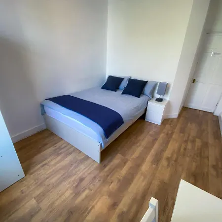 Casa vacanze 4 Bedroom House Parking & Garden Near Central *