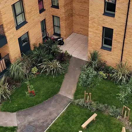 Sunny Luxury Skyline Flat Near Alexandra Palace, Tottenham Stadium & Drumsheds