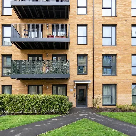 Sunny Luxury Skyline Flat Near Alexandra Palace, Tottenham Stadium & Drumsheds Apartment *