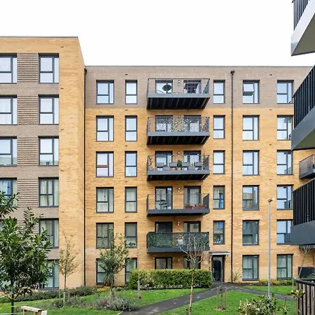 Sunny Luxury Skyline Flat Near Alexandra Palace, Tottenham Stadium & Drumsheds