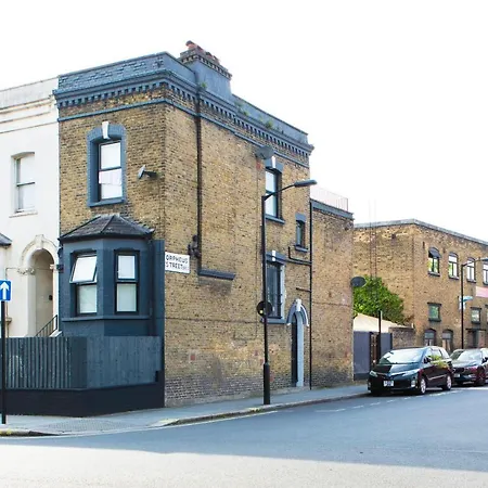 Modern Flat With King Bed, Garden & Outdoor Dining * London