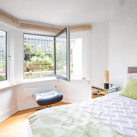 Modern Flat With King Bed, Garden & Outdoor Dining Apartment