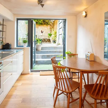 Modern Flat With King Bed, Garden & Outdoor Dining