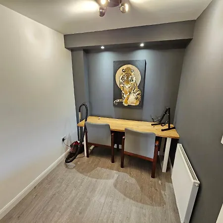 Entire 2 Bed Jasmine Fully Serviced Apartment