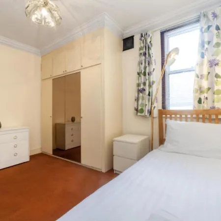 Remarkable 3-bedroom In Apartment London