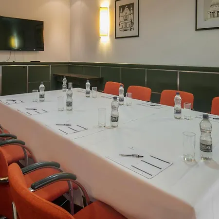 The Crown London, Worldhotels Distinctive 4*