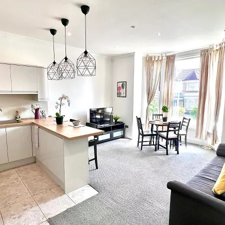 Stunning 2 Bed 2 Bath Luxury Apartment! London