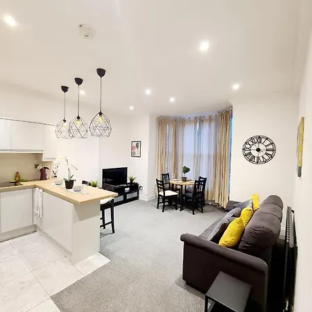 Stunning 2 Bed 2 Bath Luxury Apartment! London