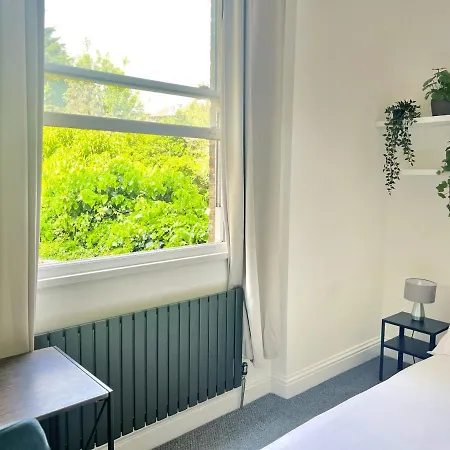 Stunning 2 Bed 2 Bath Luxury Apartment! London