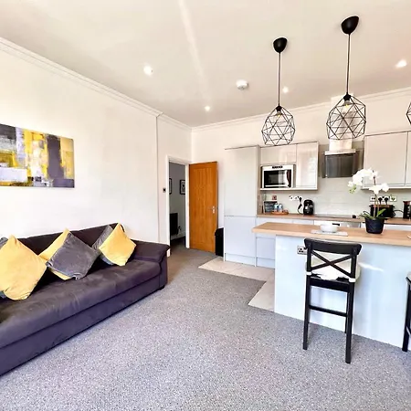 Apartment Stunning 2 Bed 2 Bath Luxury Apartment! London