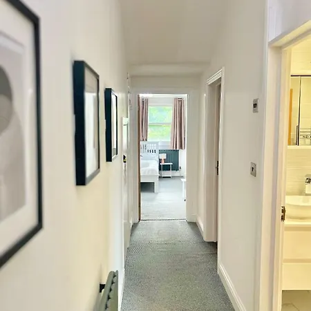 Stunning 2 Bed 2 Bath Luxury Apartment! London
