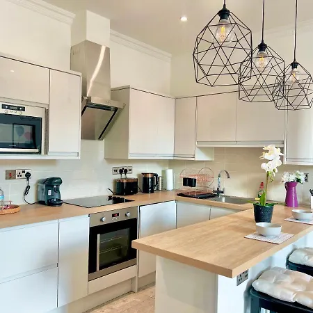 Stunning 2 Bed 2 Bath Luxury Apartment! London