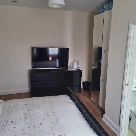 Homestay Guess Bungalow Wembley London
