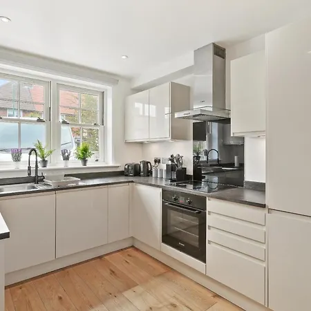 Holiday home Lovely 4 Bed With Ensuite Free Wifi Off Street Parking In Sutton *