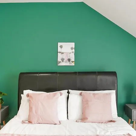 Lovely 4 Bed With Ensuite Free Wifi Off Street Parking In Sutton Holiday home Morden (Greater London)