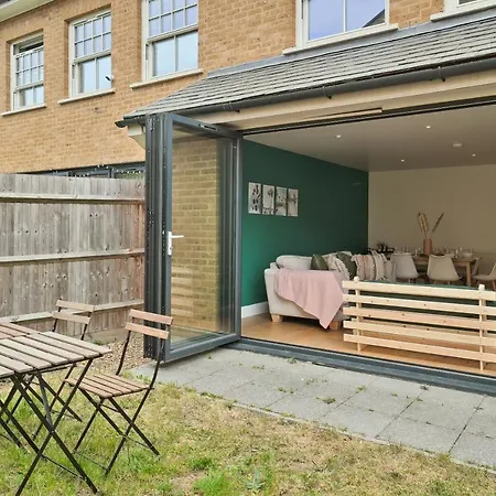 Holiday home Lovely 4 Bed With Ensuite Free Wifi Off Street Parking In Sutton Morden (Greater London)