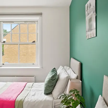 Holiday home Lovely 4 Bed With Ensuite Free Wifi Off Street Parking In Sutton Morden (Greater London)