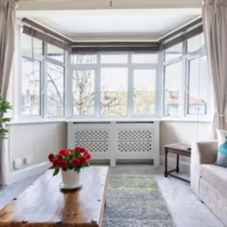 Wembley 2 Bed/2 Bath Modern Apt London