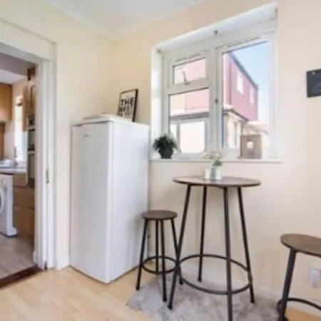 Wembley 2 Bed/2 Bath Modern Apt Apartment *