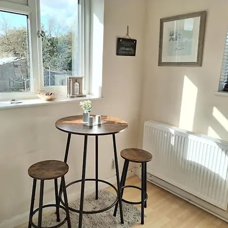 Wembley 2 Bed/2 Bath Modern Apt *