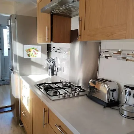 Wembley 2 Bed/2 Bath Modern Apt Apartment