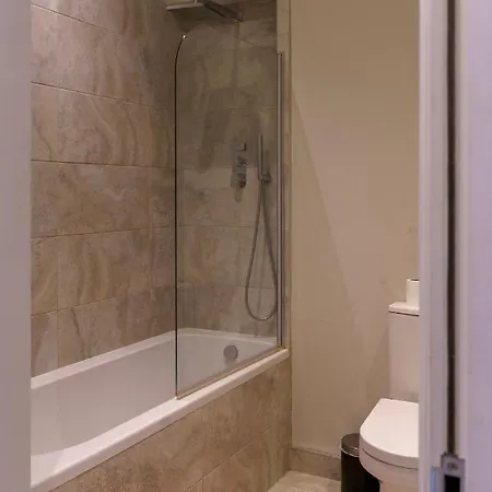 Stunning New 2 Bed Flat - 6 August House Apartment London