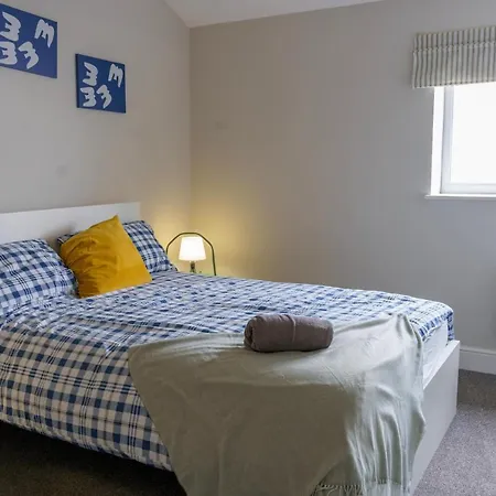 Stunning New 2 Bed Flat - 6 August House London