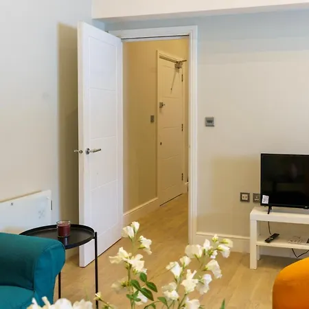 Apartment Stunning New 2 Bed Flat - 6 August House London