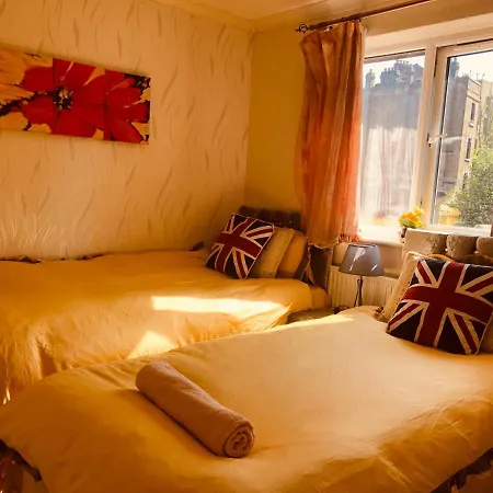 Holiday home Cheerful 4 Bedroom House With Garden Free Parking London
