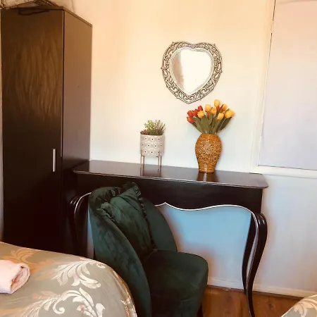 Cheerful 4 Bedroom House With Garden Free Parking Holiday home *