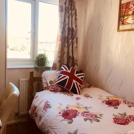Cheerful 4 Bedroom House With Garden Free Parking Holiday home